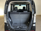 開口部も広く荷物の積み下ろしもしやすいお車となっております。床下にも収納スペースがあります。