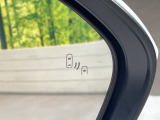 【ブラインドスポットモニター】走行中、ドアミラーの死角になりやすい箇所に後続車が接近するとサイドミラーのレンズに警告を表示!ドライバーに注意喚起をしてくれます。