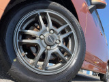 【14インチアルミホイール】外観にマッチしたアルミホイールを装着しております。各種アルミホイールや、スタッドレスタイヤも取扱いしております。是非ご相談ください♪