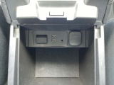 センターコンソール内にUSB端子2個&AUXミニジャック1個 ミュージックプレーヤー接続でお気に入りの音楽を楽しむことが出来ます♪USB端子接続で可能な端末充電を同時に2個行うことが出来ます。