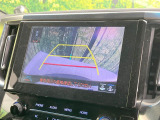 【バックカメラ】駐車時に後方がリアルタイム映像で確認できます。大型商業施設や立体駐車場での駐車時や、夜間のバック時に大活躍!運転スキルに関わらず、今や必須となった装備のひとつです!