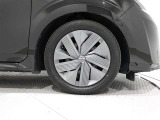 純正ホイールを装備、タイヤサイズは185/60R16です。