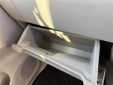 【グローブボックス】『グローブボックス』の画像になります。車検証ケースや日頃使う小物類の収納に便利ですね!