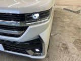 【LEDヘッドライト】悪天候や夜間走行時も良好な視界を確保し安心して運転できる高輝度LEDヘッドライトを装備!点灯速度が早く、消費電力も抑えられています。
