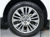 純正アルミホイール。デザインが素敵ですね。お車全体のイメージ変わりますね。ホイールの重量やタイヤの放熱性など性能面に大きく関わる部分ですよね。タイヤサイズは 225/55R19 です。