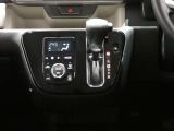 オートエアコン及びシフトレバーの配置となっております、使いやすい配置となっております。