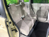 後部座席も気になるようなキズ・汚れやへたり等、大きなダメージはなく、良好な状態です。