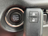 【キーレススタートシステム】カバンやポケットに入れたままでもドアの施錠・解錠が可能なスマートキーを装備。エンジンのオン・オフ時もカギを取り出す必要が無いからとっても便利です♪