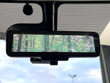 【インテリジェントルームミラー】後席の大きな荷物や同乗者で後方が確認しづらい時でも安心!カメラが撮影した車両後方の映像をルームミラー内に表示。クリアな視界で状況の確認が可能です!