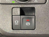 指先だけで簡単に操作が可能な電動パーキングブレーキを採用。「HOLD」スイッチを押すと、渋滞や信号待ちなどでブレーキペダルから足を離しても、ブレーキを保持するので安心です