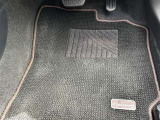 運転席フロアマットに破れやほつれは見当たりません。