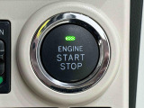 エンジン始動はプッシュスタートで楽々♪電子カードキーを携帯していれば、ブレーキを踏みながらボタンを押すだけで、エンジンの始動がスマートに行えます♪