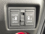 【両側パワースライドドア】スマートキーや運転席のスイッチで後席両側スライドドアの開閉が可能♪電動だから力を入れてドアを開ける必要が無く、小さなお子様でも簡単に開け閉めでき快適です♪