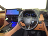 運転席まわりです。 各操作スイッチは使いやすい位置に配置されてます。