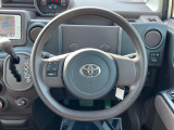 インテリアに合わせたデザインのステアリングは、運転される方のことも考え、運転しやすい形状、大きさです。是非一度、実際に触ってお確かめください。