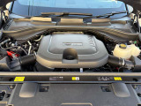 3.0L 直6ディーゼルターボエンジンです。300馬力の力と加速力は低速域から高速域まで安定した走りを実現します。