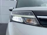 【LEDヘッドライト】悪天候や夜間走行時も良好な視界を確保し安心して運転できる高輝度LEDヘッドライトを装備!点灯速度が早く、消費電力も抑えられています。