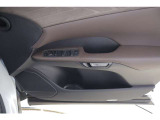 e-latch  降車時に後方から車が近づいている時はドアを開かないようにする安心機能。