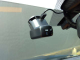 煽り運転や事故などの瞬間を記録し、過失の有無を明確に証明してくれるドライブレコーダー
