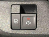 指先だけで簡単に操作が可能な電動パーキングブレーキを採用。「HOLD」スイッチを押すと、渋滞や信号待ちなどでブレーキペダルから足を離しても、ブレーキを保持するので安心です