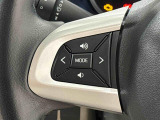 ナビゲーションやオーディオなどを取り付けた場合にはその操作がハンドルの手元でできるステアリングスイッチが付いてます