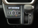 オートエアコンで暑い夏も寒い冬も快適な車内で運転出来ます。
