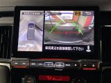 【マルチアラウンドモニター】まるでクルマを真上から見下ろしたかのような視点で駐車をサポートします!クルマの斜め後ろや真横など、前後左右の4つのカメラの映像が合成されて、モニターに映し出されます。