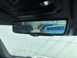 ClearSightインテリアリアビューミラー 車両ルーフ後方に取り付けられたカメラにより視認性の高い映像をルームミラーに投影します。夜間や悪天候時などもクリアに確認ができ安全性に寄与します。