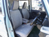 【清潔感のある運転席&助手席】隅々までクリーニングの行き届いた運転席&助手席。目立ったシミや汚れ等もございません。
