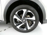 17インチ純正アルミホイール装着です。路面に力を伝えるホイール部分は、特に目立ちますよね。おしゃれは、足元からですね。