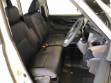 運転席の座面高さを調整できるシートリフターが付いています。フロントシートはベンチシートを採用で、座面も広く使い勝手もいいですよ♪