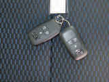 電子キーをポケットやカバンに入れているだけで、ドアの開錠・施錠が行えます。荷物を抱えていてもラクラク開閉です。エンジン始動も行えます。
