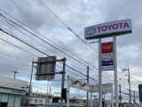 国道171号線西宿2丁目交差点南、大型ショッピングモール「イオン」「Q&rsquo;sモール」の入口交差点にございます。展示車60台前後、中古車のお店では希少な専用サービス工場併設です!