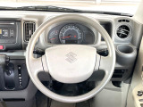 インテリアに合わせたデザインのステアリングは、運転される方のことも考え、運転しやすい形状、大きさです。是非一度、実際に触ってお確かめください。