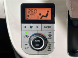設定温度など一目でわかる液晶ディスプレイ付き快適装備のプッシュ式オートエアコン♪ 温度設定をすれば、自動で車内の温度管理をしてくれる優れ物です☆彡