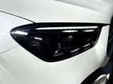 メルセデス・ベンツのヘッドライトはヘッドライトをいち早く点灯させ、周囲に対して自車の存在をアピールし、被視認性を高めて交通事故を減らそうという考えなのです。これこそが、メルセデスの安全哲学です。