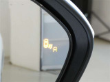 &rdquo;隣の車線を走る車両をレーダーで検知し、ドアミラーでは確認しにくい後側方エリアに存在する車両に加えて、急接近してくる車両も検知します。車両を検知するとドアミラーに搭載されたLEDインジケーターが点灯