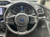 ステアリングスイッチでオーディオ操作が手元でできるので、ハンドルから手を離さずに運転できます。