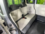 後部座席も気になるようなキズ・汚れやへたり等、大きなダメージはなく、良好な状態です。