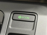 【ECONスイッチ(ECONモード)】エンジンだけでなく、エアコンなども含めてクルマ全体を燃費優先で自動制御。早く車内を涼しくしたい夏場など、空調を優先したい時には、スイッチを押してOFFにできます。