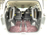 普段のお買い物や通勤、送迎等に十分な荷室スペースを確保しております。3列目を跳ね上げると、大きな荷物の積載も可能です♪