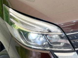 【LEDヘッドライト】悪天候や夜間走行時も良好な視界を確保し安心して運転できる高輝度LEDヘッドライトを装備!点灯速度が早く、消費電力も抑えられています。