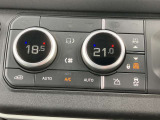 【デュアルオートエアコン】大きなダイヤルで温度調節が可能でございます!手元も見なくてもわかりやすくなっており、運転にも集中できます!
