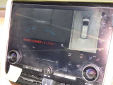 パノラミックビューモニターを装備。駐車場や交差点でクルマを真上から見るように周囲を確認できます。機能の詳細は販売店スタッフまでおたずねください。