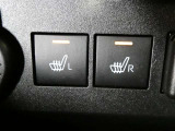 運転席と助手席には寒い時にうれしいシートヒーターが装備されてます。