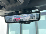 【デジタルインナーミラー】車両後方カメラの映像をルームミラーに映すことが出来ます。 そのため、後席に人や荷物があって後方が見えづらい場合でもしっかり視界を確保することが出来ます。