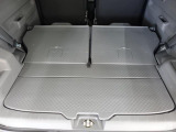 リアシートを倒せば大きな荷物も載せられます。