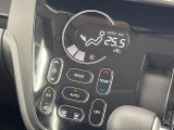 【オートエアコン】一度お好みの温度に設定すれば、車内の温度を検知し風量や温度を自動で調整。暑い&hellip;寒い&hellip;と何度もスイッチ操作をする必要はありません。快適な車内空間には必須の機能ですね♪