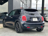 コンパクトな車体にパワフルなエンジン、ゴーカートのようなドライブフィールは乗ってみるとなお、他の車とは一線を画す魅力を持っています。