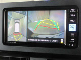 パノラミックビューモニター付きです。車両を上から見たような映像をナビゲーション画面に表示。運転席からの目視だけでは見にくい、車両周辺の状況をリアルタイムでしっかり確認できます。